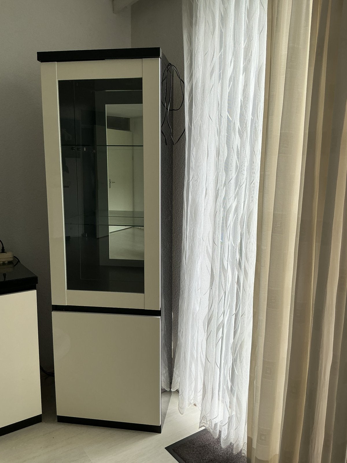 Te koop vitrine kast hoogglans zwart wit, Ophalen, 50 tot 100 cm, Zo goed als nieuw, 150 tot 200 cm