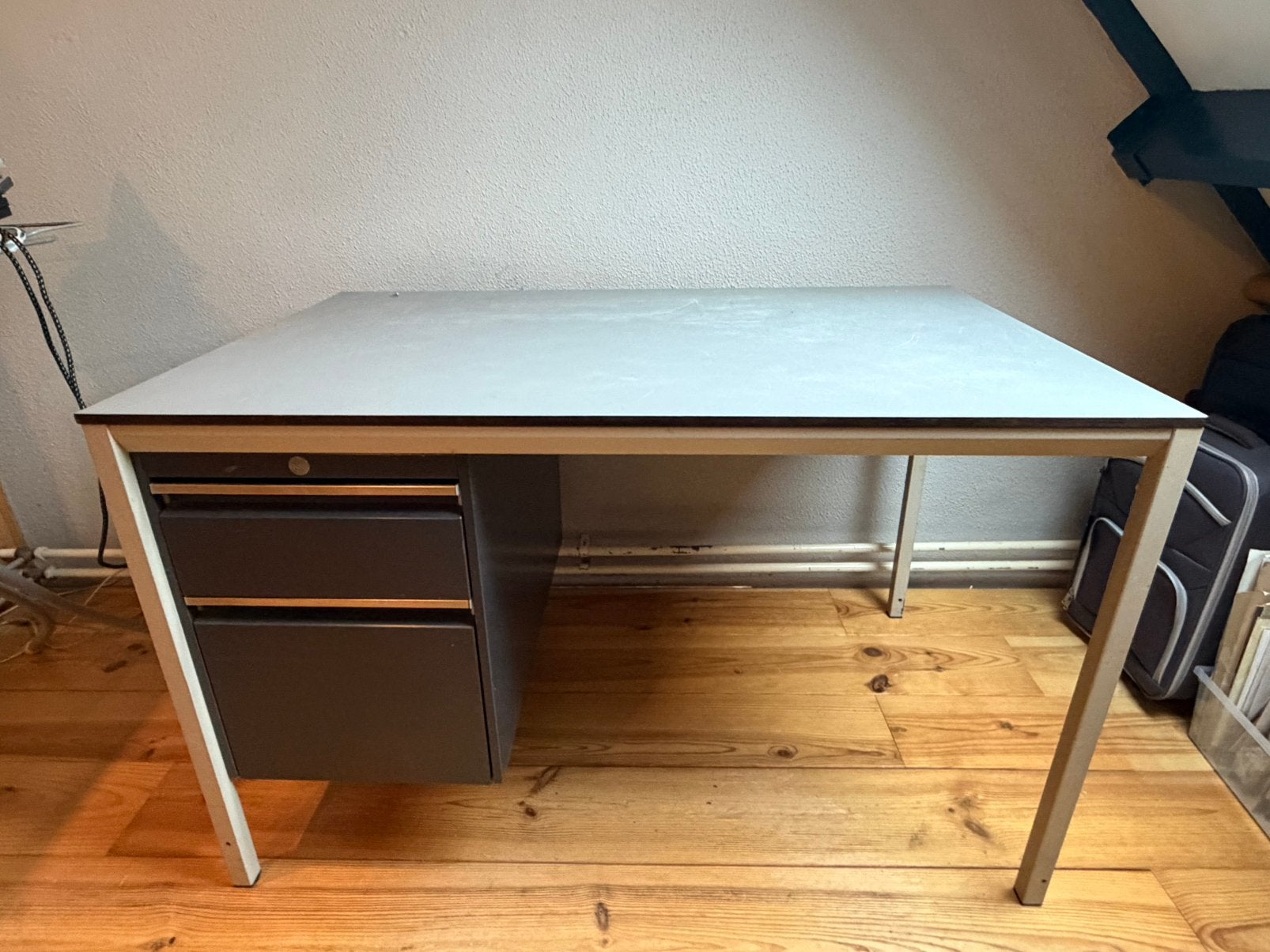 Bureau ahrend oda, Ophalen, Gebruikt