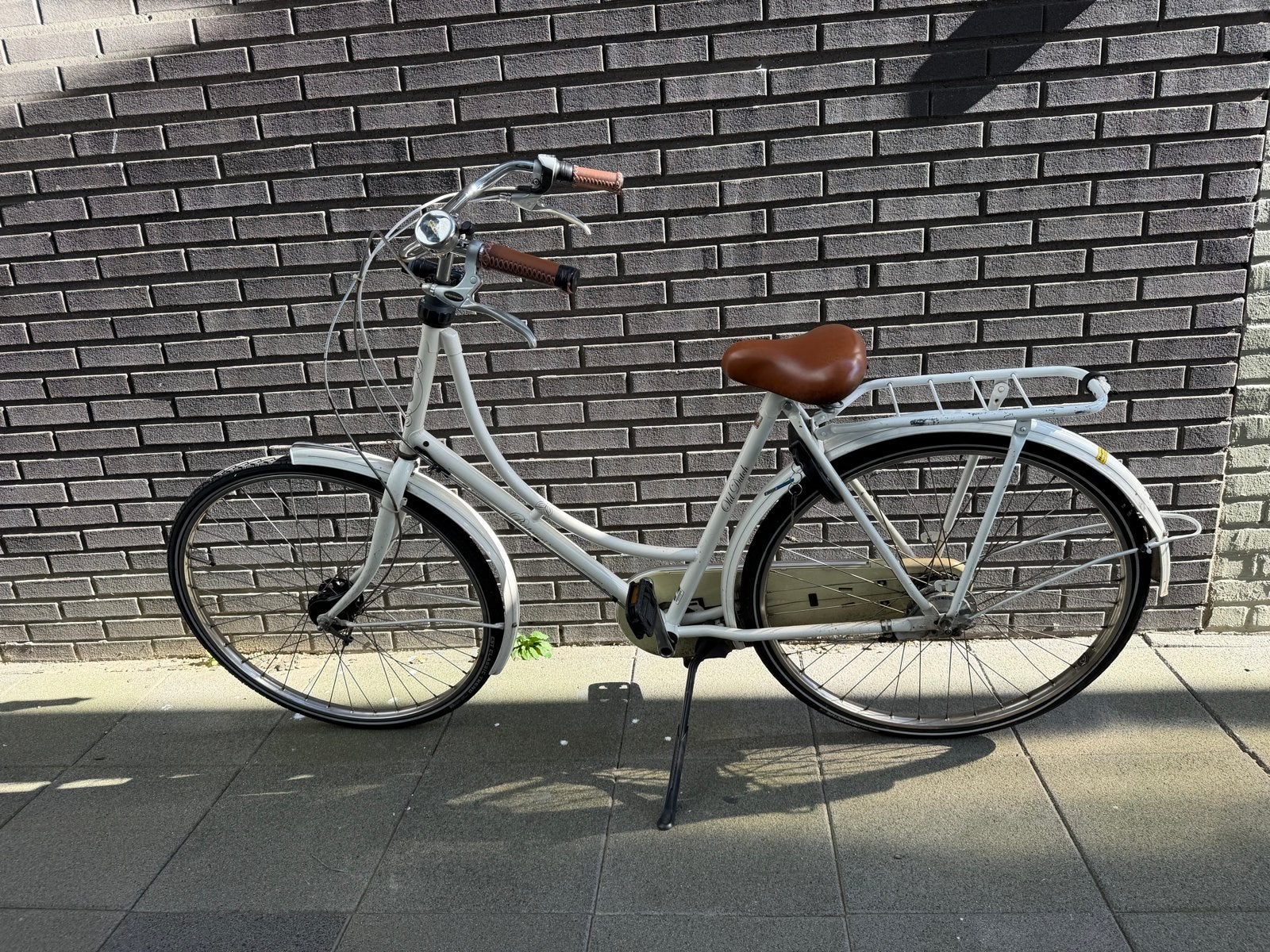 Witte stadsfiets met bruin zadel en bagagedrager, Fietsen en Brommers, Velgrem, 50 tot 53 cm, Ophalen, Overige merken