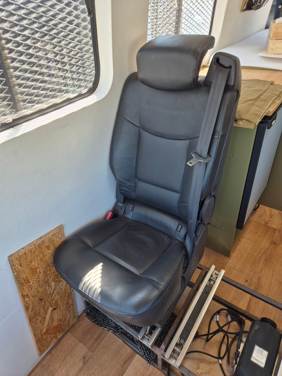 Camper stoel zwart leer, incl. rail en isofix, Ophalen, Zo goed als nieuw
