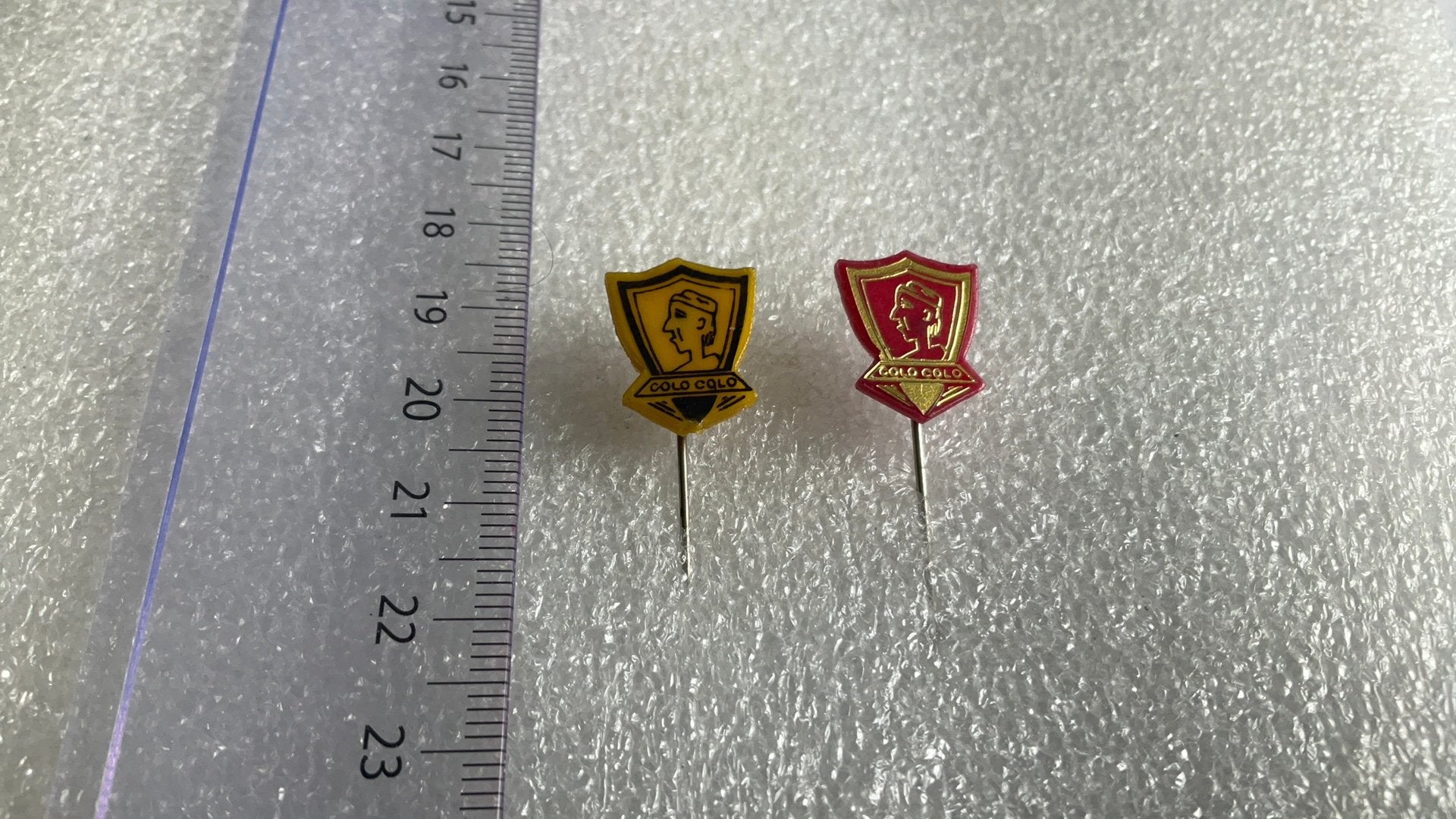 Speldjes voetbal Colo Colo Chili plastic 2 stuks, Ophalen of Verzenden, Zo goed als nieuw, Sport