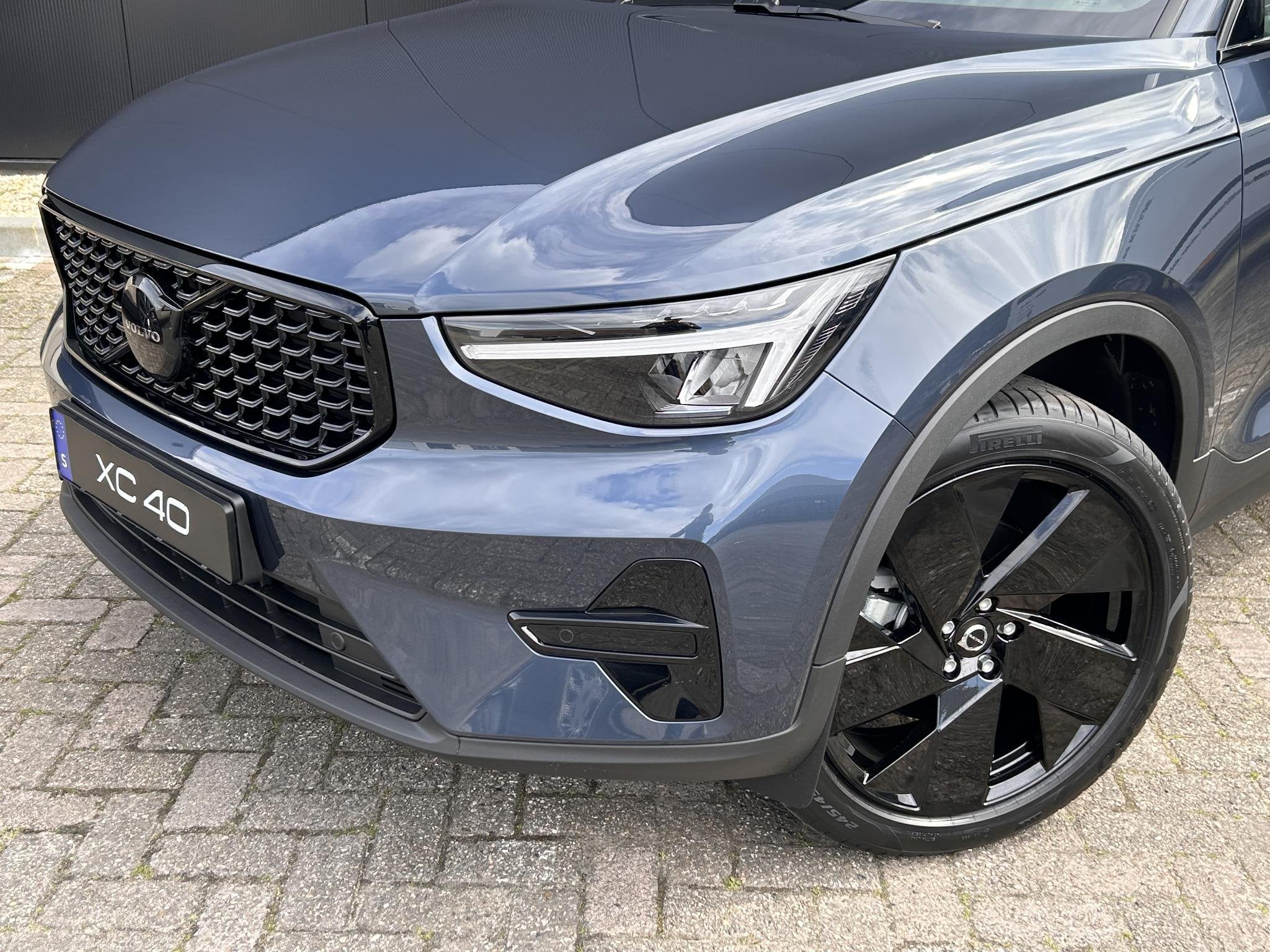 Volvo XC40 2.0 B4 Plus Black Edition Europa / Panorama dak /, 4 cilinders, 1969 cc, Blauw, Nieuw