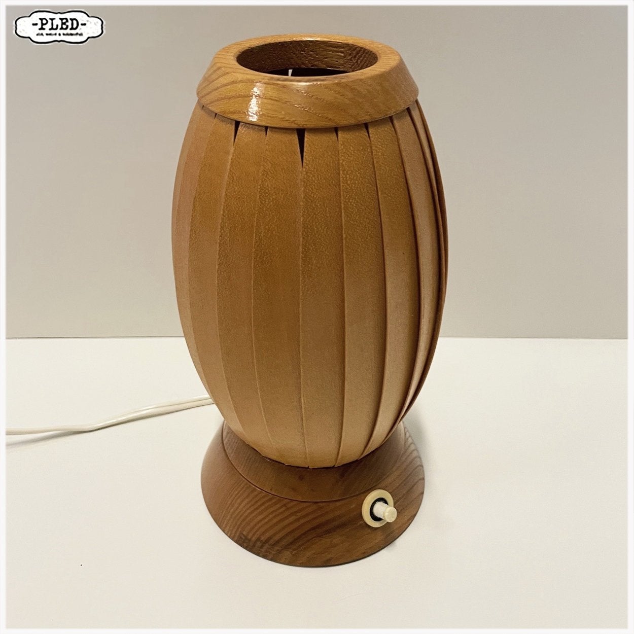 Coconvormige vintage tafellamp met houten lamellen Lamp, Gebruikt, De lamp is aan de onderzijde gemerkt en er is duidelijk te lezen dat de lamp in Pardubice is geproduceerd. De lamp doe qua stijl en qua gebruikte materialen (hout) denken aan het beroemde Tsjechoslowaakse bedrijf Krásná Jizba / ÚLUV.