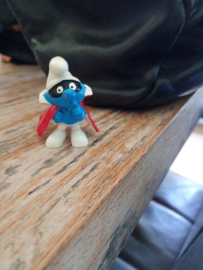 smurf superhero, rode cape en zwart masker, Ophalen of Verzenden, Zo goed als nieuw, Poppetje, Figuurtje of Knuffel
