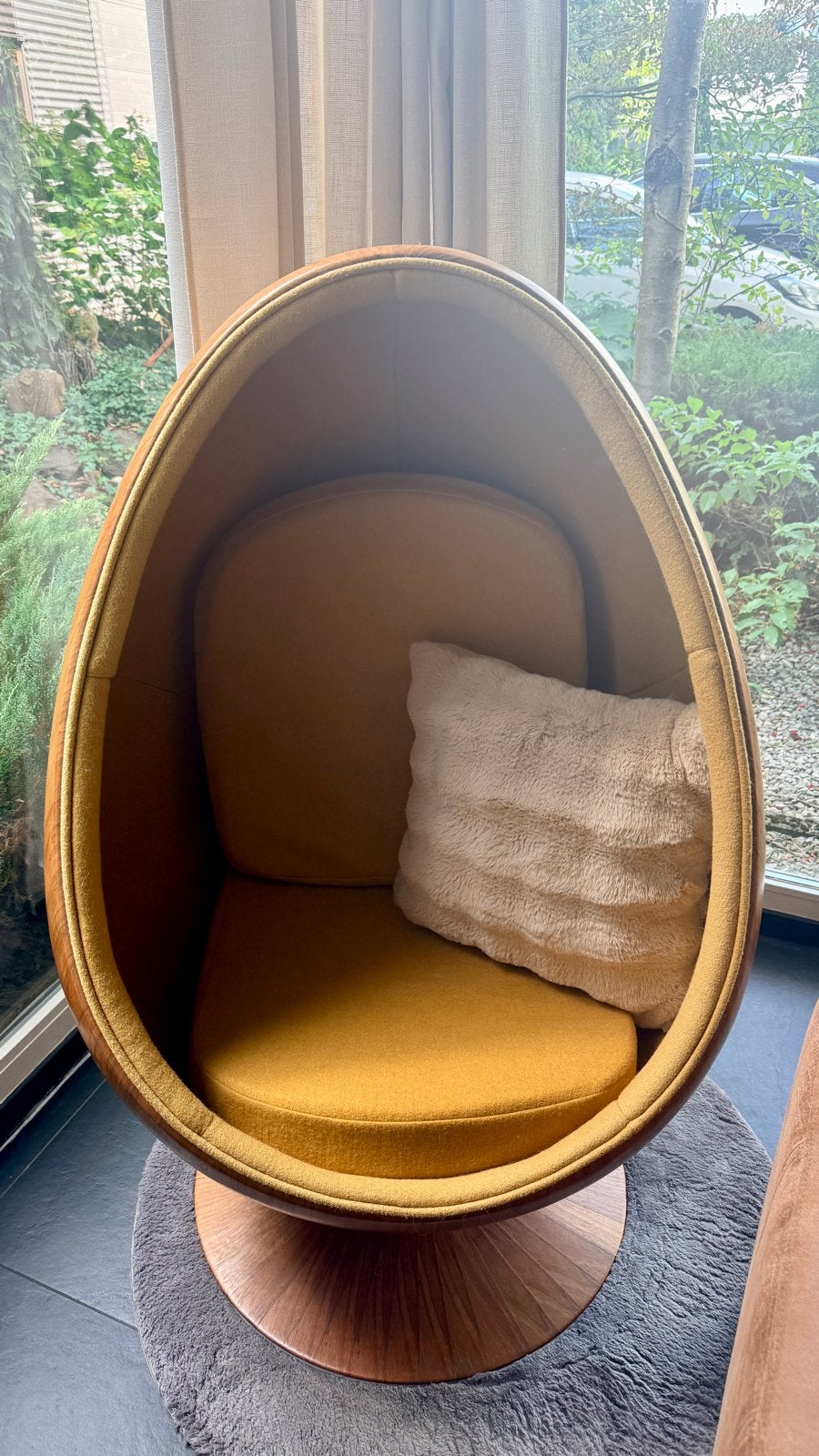 Super leuke egg-chair van walnoot hout en gele stof, Huis en Inrichting, Gebruikt, Overige kleuren, Ophalen of Verzenden, Eén