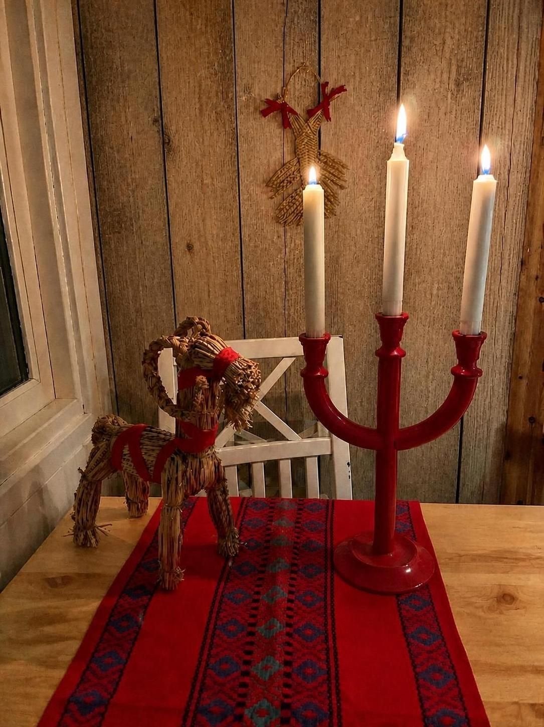 Vintage Zweedse houten kandelaar, rood, uit Småland, Gebruikt, Ophalen of Verzenden, Kandelaar, Rood