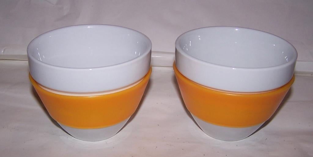 2 mooie Chocomel mokken. Rubberen gele rand. Nwst., Keramiek, Ophalen of Verzenden, Zo goed als nieuw, Kom(men)