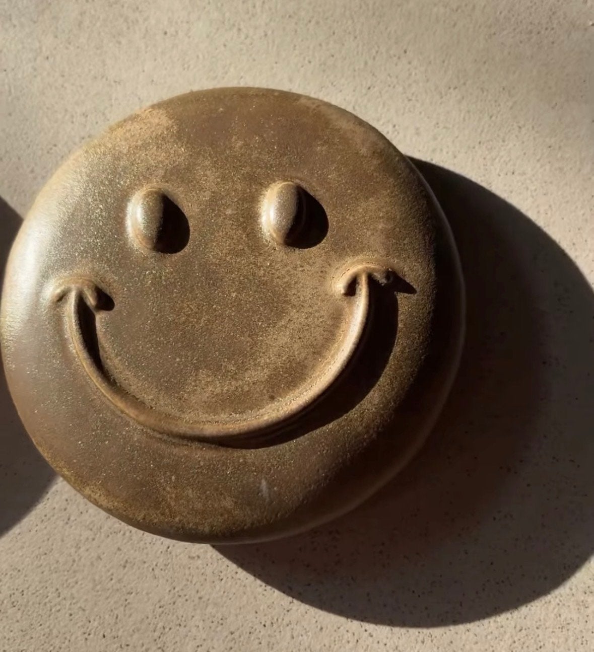 Keramiek Steengoed Smiley Wanddecoratie, Antiek en Kunst, Antiek | Keramiek en Aardewerk, Ophalen
