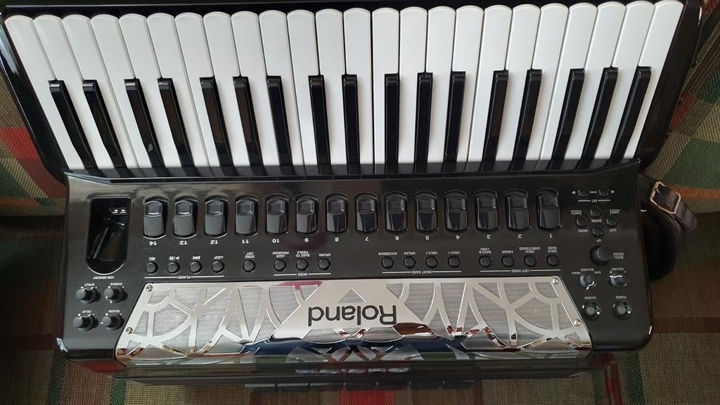 Roeland FR-8X ZGAN veel extra expension packs geïnstalleerd, Muziek en Instrumenten, Accordeons, Ophalen, Zo goed als nieuw, 120-bas