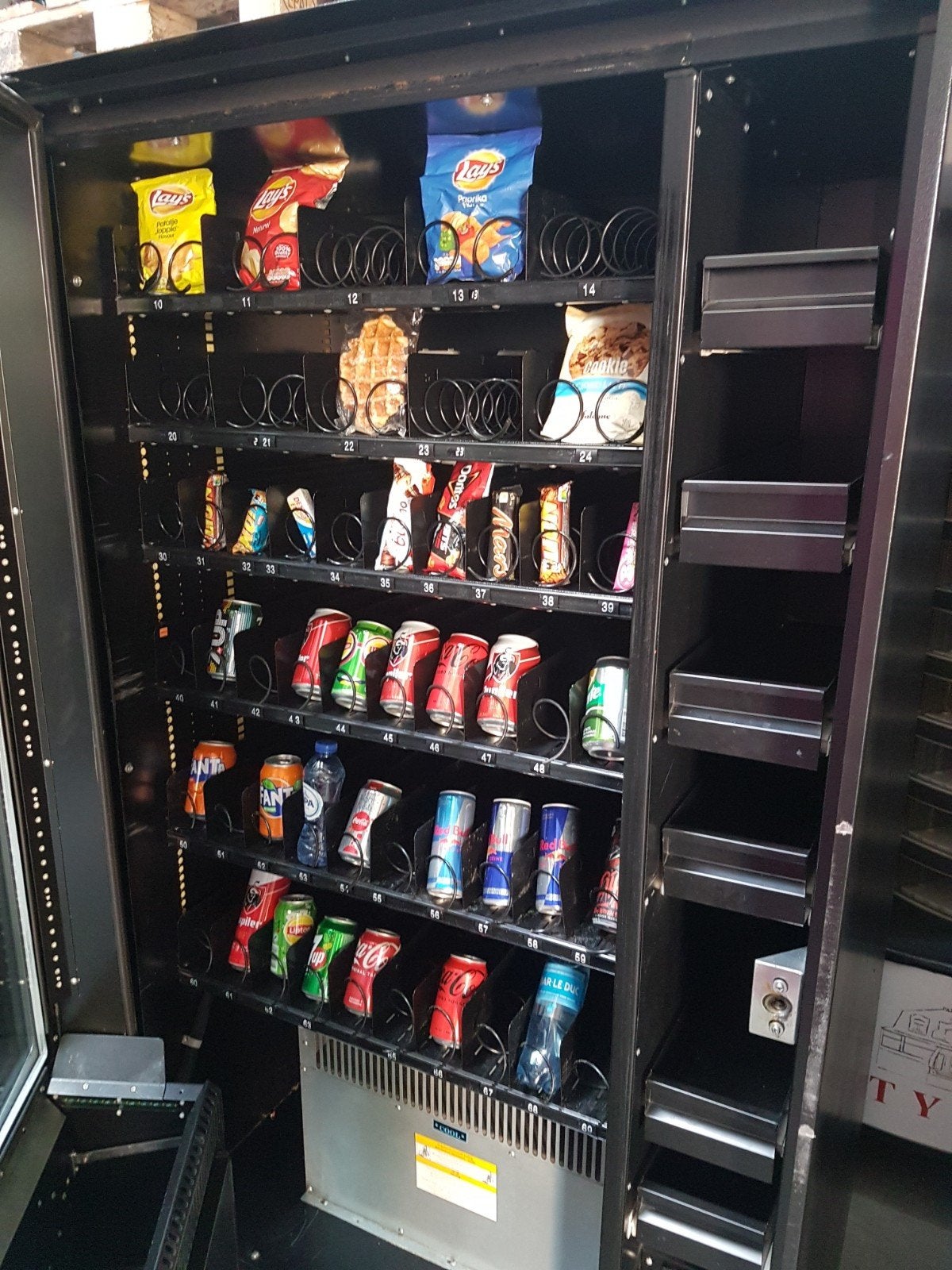 Frisdrank / snack automaat met voorraad ruimte, Ophalen