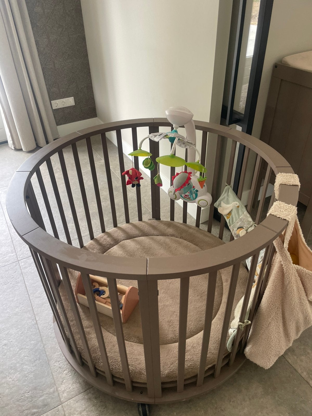 Ronde box taupe kleurig, Ophalen, Zo goed als nieuw, Rond, Boxkleed
