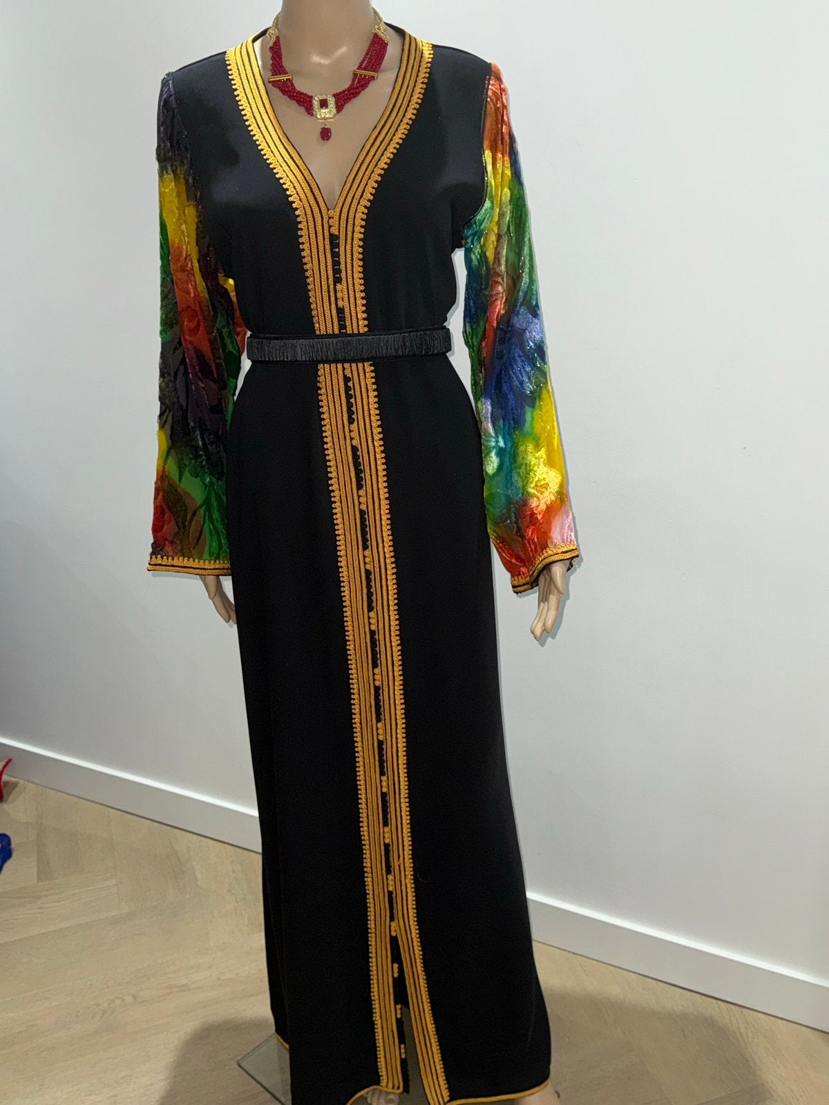 Zwarte Kaftan met Kleurrijke Mouwen en Gouden Details, Maat 38/40 (M), Zwart, Ophalen of Verzenden, Zo goed als nieuw