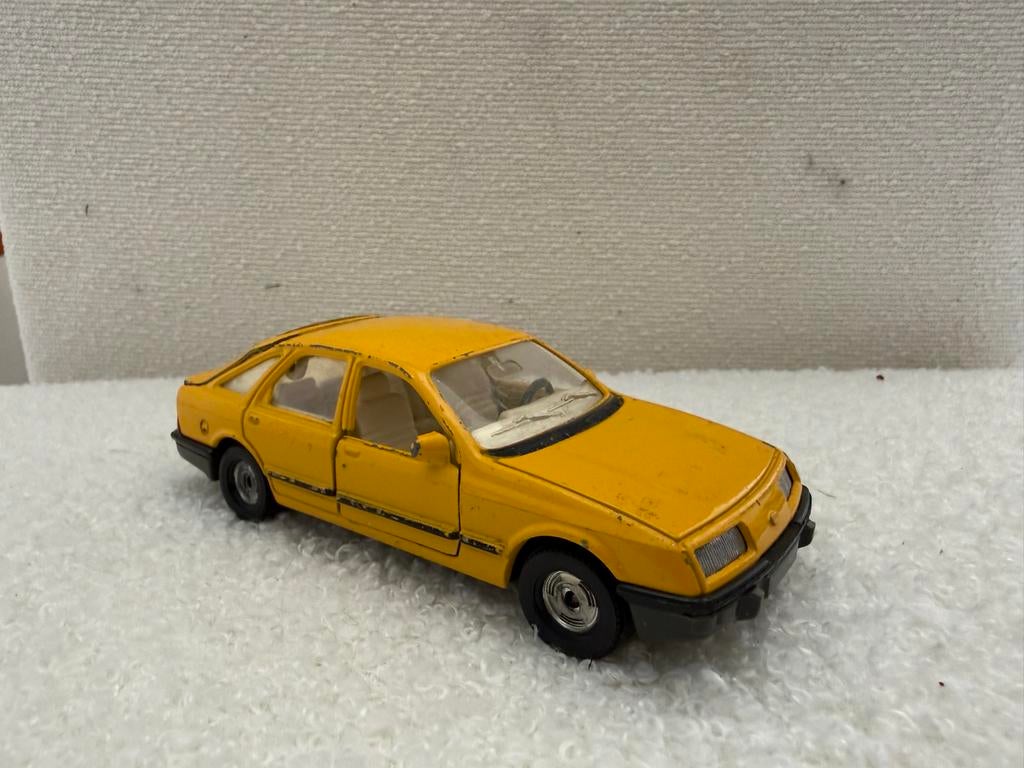 Vintage Corgi Ford Sierra 2.3 Ghia Diecast Modelauto Geel, Ophalen of Verzenden, Gebruikt, Auto