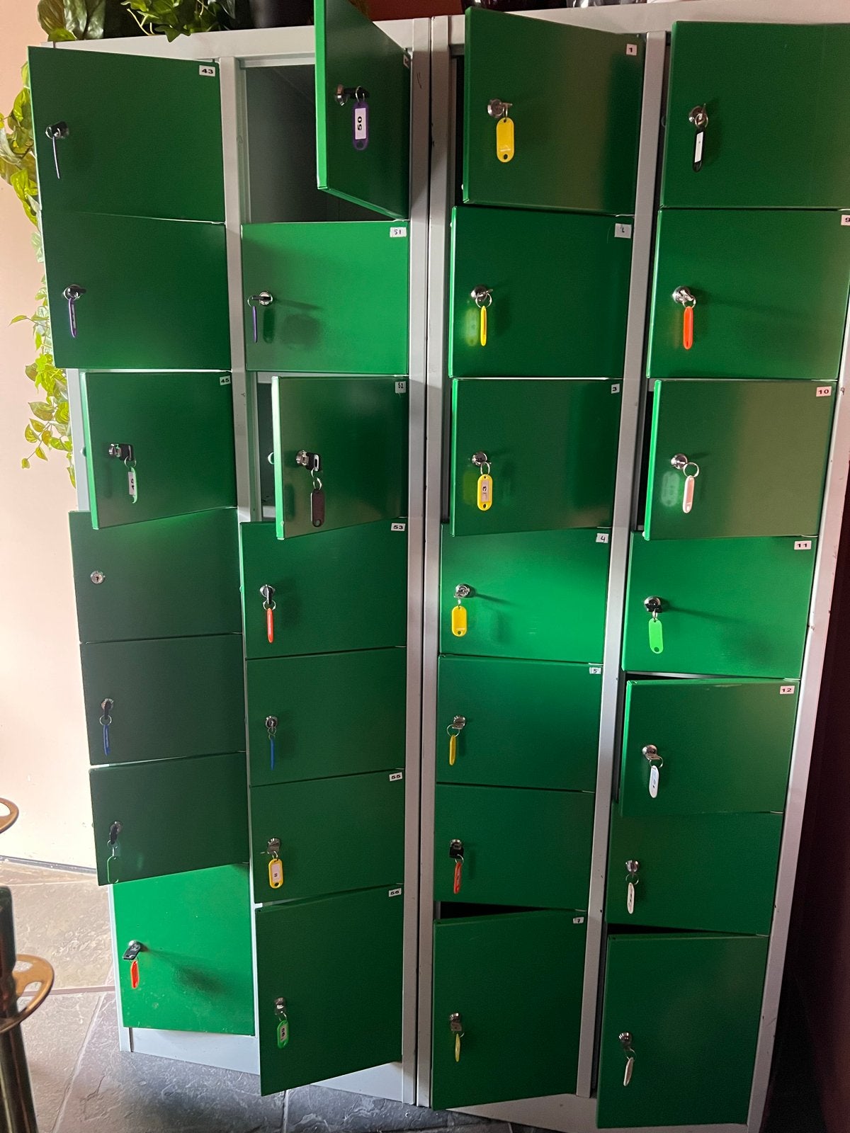 Groene kluisjeskast met 24 kluisjes en sleutels, Ophalen, Gebruikt