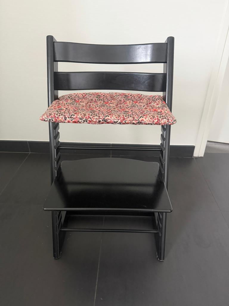 Zwarte Stokke Tripp Trapp stoel inclusief bloemenkussen, Ophalen, Gebruikt, Meegroeistoel, Aanschuifbaar