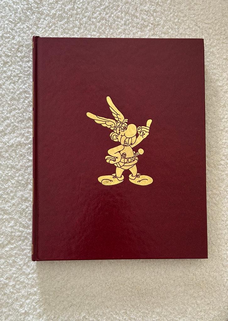 Asterix luxe hardcover verzamelalbum 1975, Boeken, Eén stripboek, Ophalen of Verzenden, Gelezen