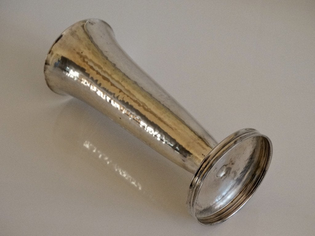 Vrij grote art deco zilveren vaas op voet, gehamerd. Igsz, Verzenden
