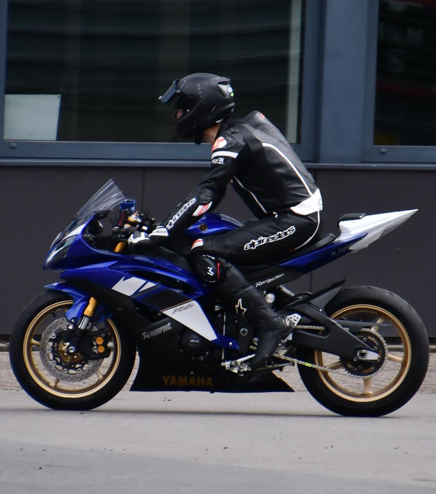 Gezocht Spruitstuk zonder kat + eventueel uitlaat Yamaha R6, Ophalen, Gebruikt