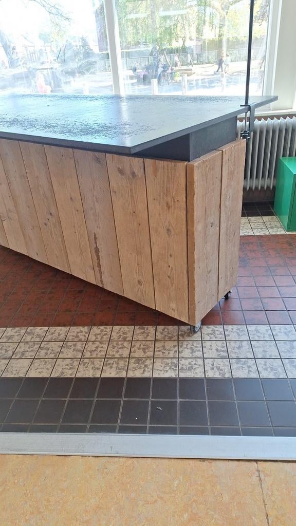 Houten toonbank/bar op wielen met zwart blad, Ophalen