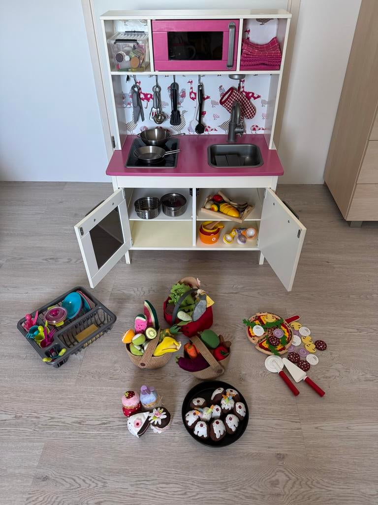 IKEA keukentje–volledig gepimpt in roze–heel veel extra’s, Ophalen, Zo goed als nieuw, Hout, Speelkeuken
