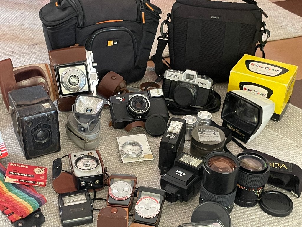 Doos vol met oude fotoapparatuur = Verrassing box  , Audio, Tv en Foto, Fotocamera's Analoog, Ophalen of Verzenden, Gebruikt, Compact