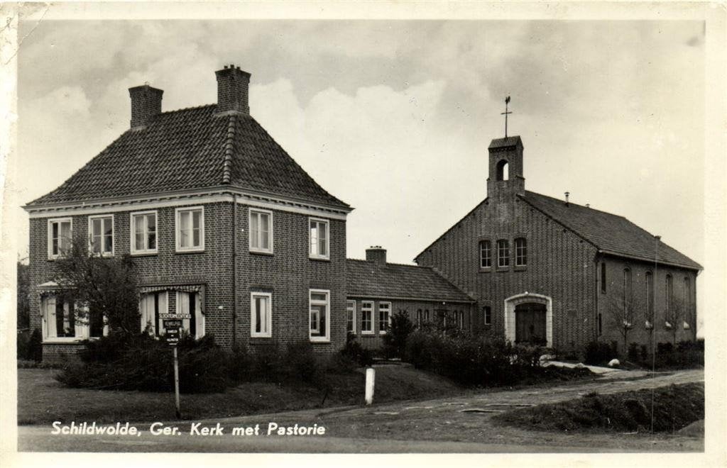 Schildwolde, Ger. Kerk met Pastorie - 1962 gelopen, Verzamelen, Ansichtkaarten | Nederland, Ophalen of Verzenden, 1960 tot 1980