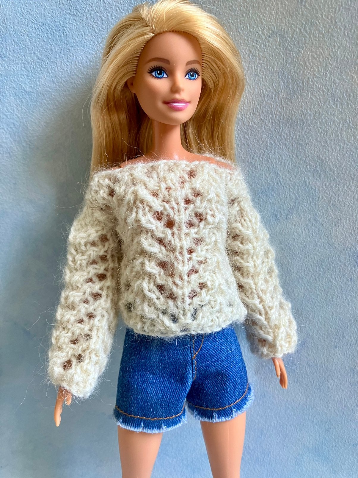 Barbie trui, Verzamelen, Poppen, Zo goed als nieuw, Kleertjes, Ophalen of Verzenden