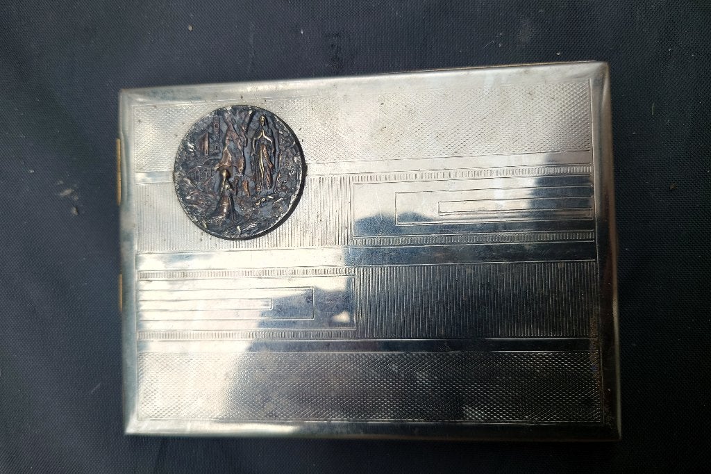 ~1930 Art Deco verzilverd sigarettendoos met kerk medaille, Antiek en Kunst, Antiek | Goud en Zilver, Ophalen of Verzenden, Zilver