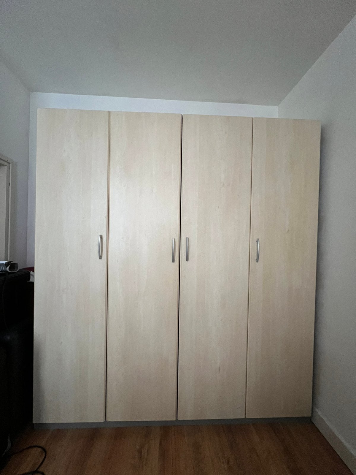 Large closet with many shelves, Huis en Inrichting, Kasten | Kledingkasten, Ophalen, Zo goed als nieuw, 25 tot 50 cm, Minder dan 100 cm