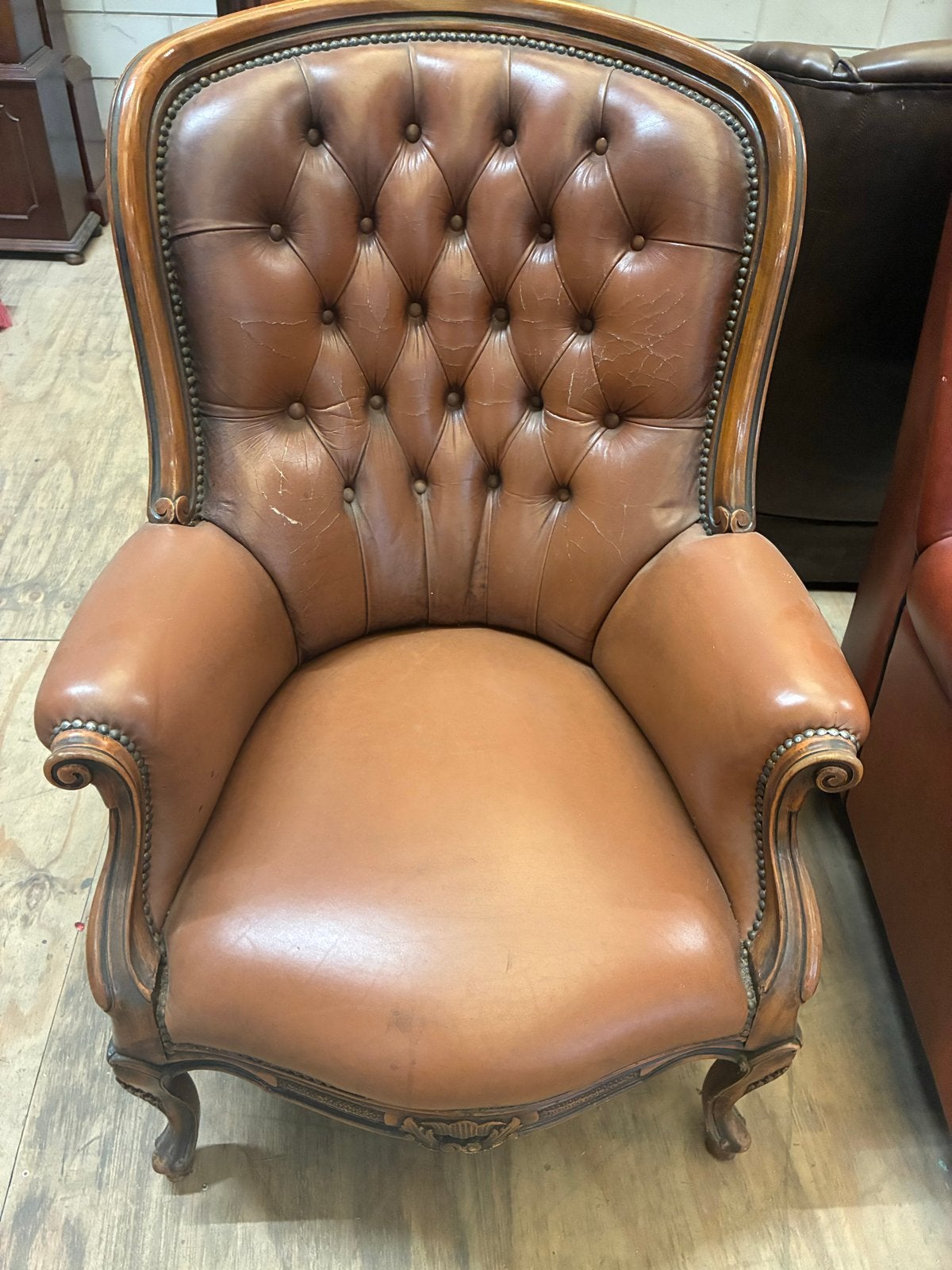 Antieke Chesterfield fauteuil, bruin leer, houtsnijwerk, Ophalen