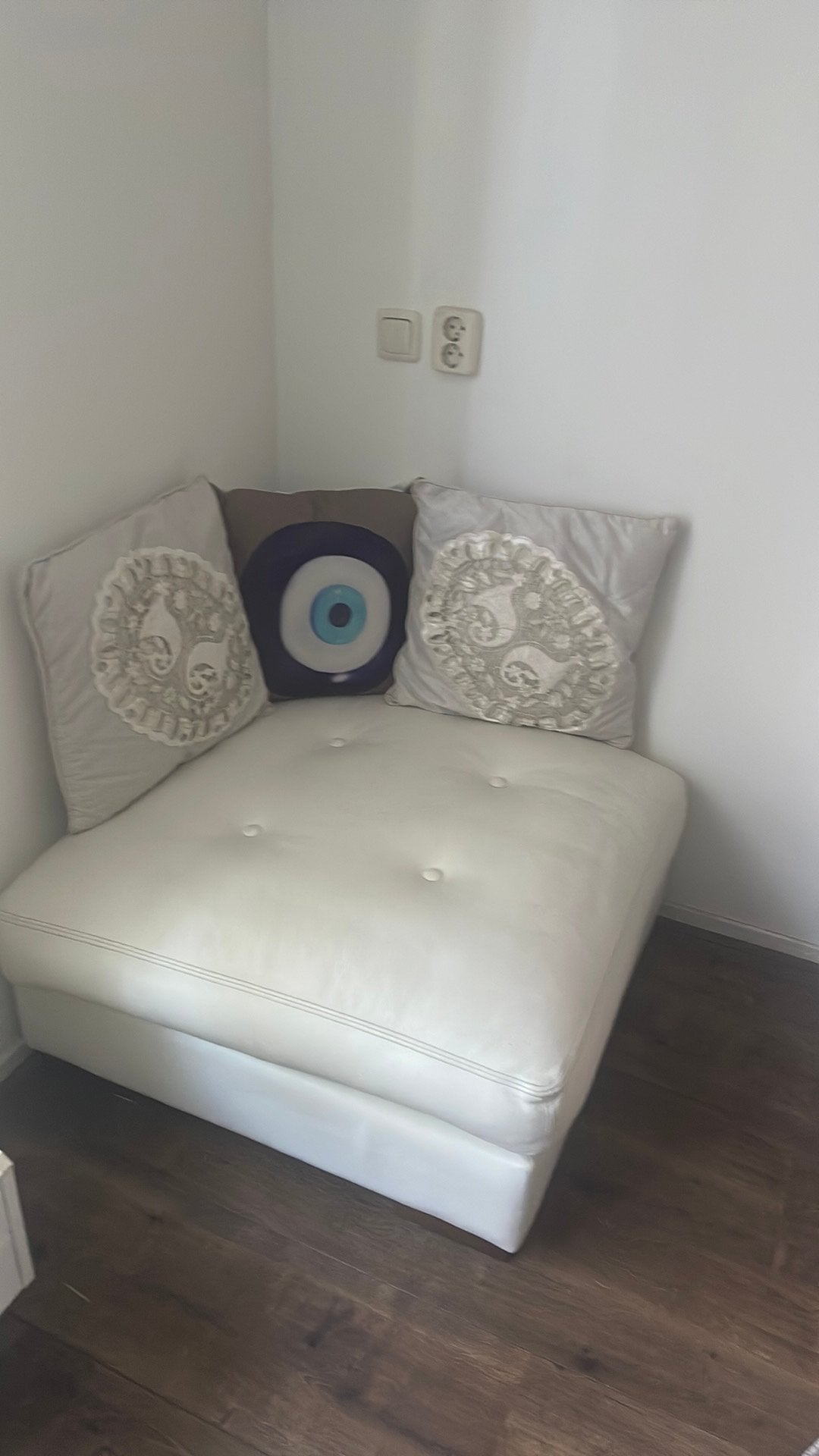 2 leren witte poeften, Ophalen, Rechthoekig, 75 tot 100 cm