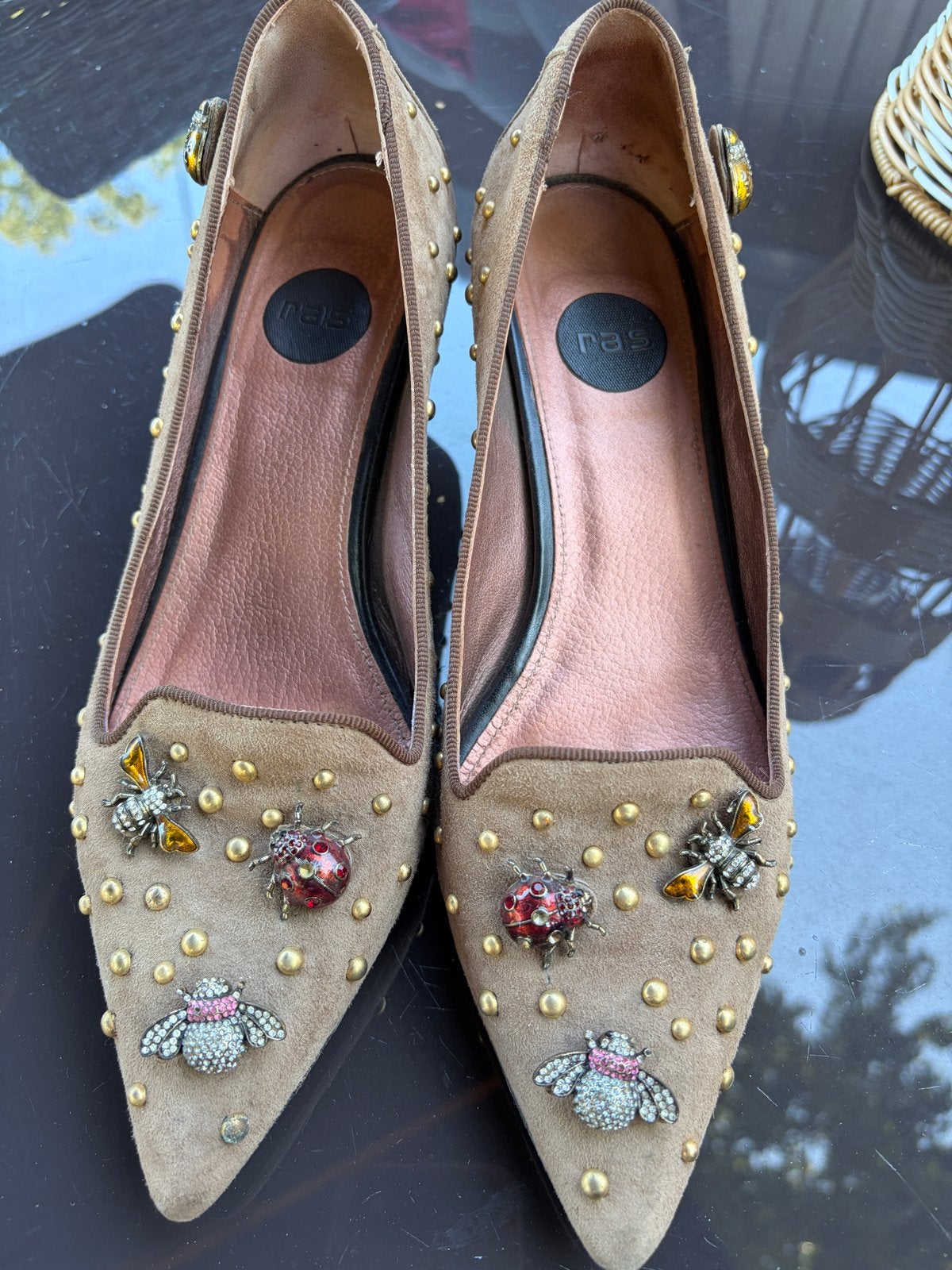 RAS suède pumps maat 39 met queen hakje en gouden studs, Kleding | Dames, Schoenen, Verzenden, Gedragen, Bruin, Pumps