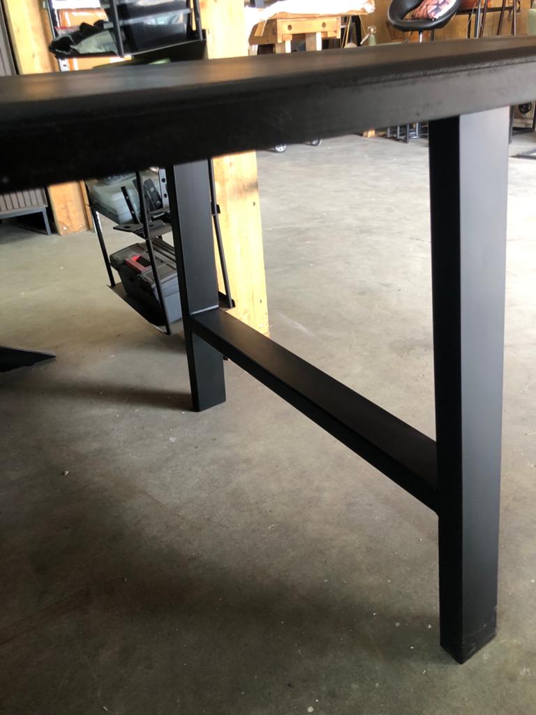 Tafel van massief zwartgelakt hout en stalen poten., ., 200 cm of meer, 50 tot 100 cm, .
