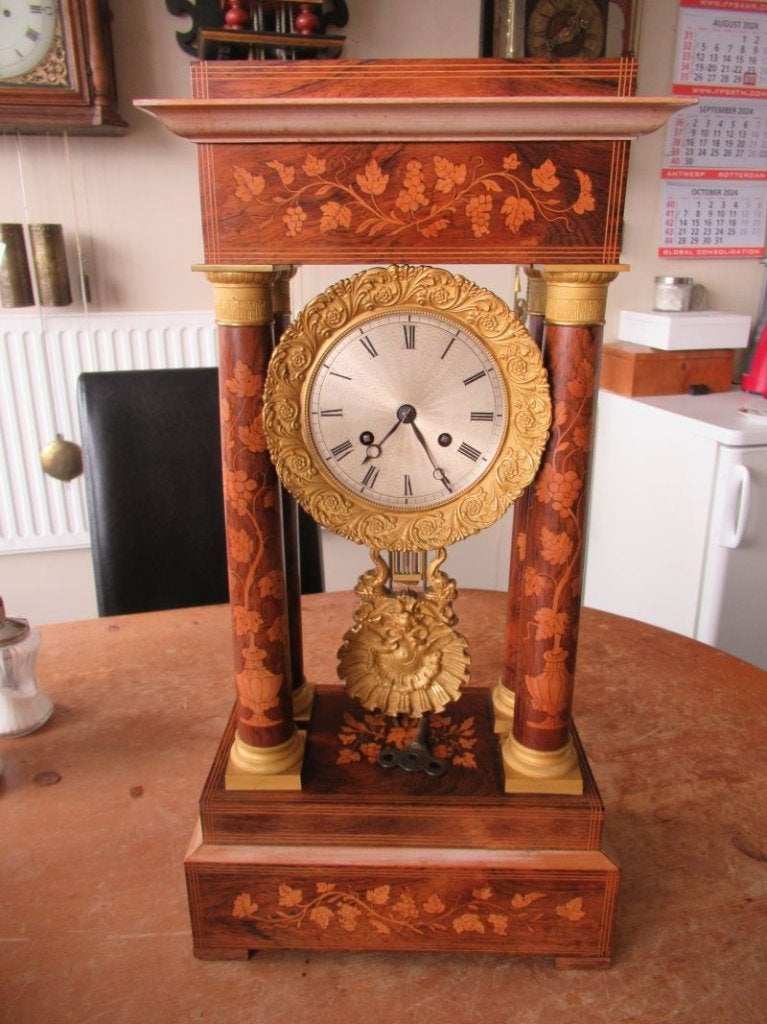 Oer 11334 ANTIEKE 19e eeuwse kolomklok met inlegwerk, Ophalen