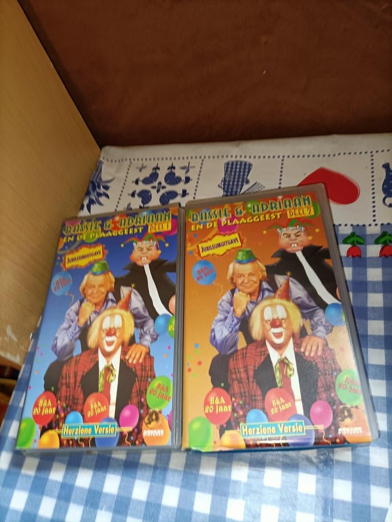 Bassie en Adriaan vhs De Plaaggeest deel 1 en 2 videoband, Cd's en Dvd's, VHS | Kinderen en Jeugd, Alle leeftijden, Kinderprogramma's en -films
