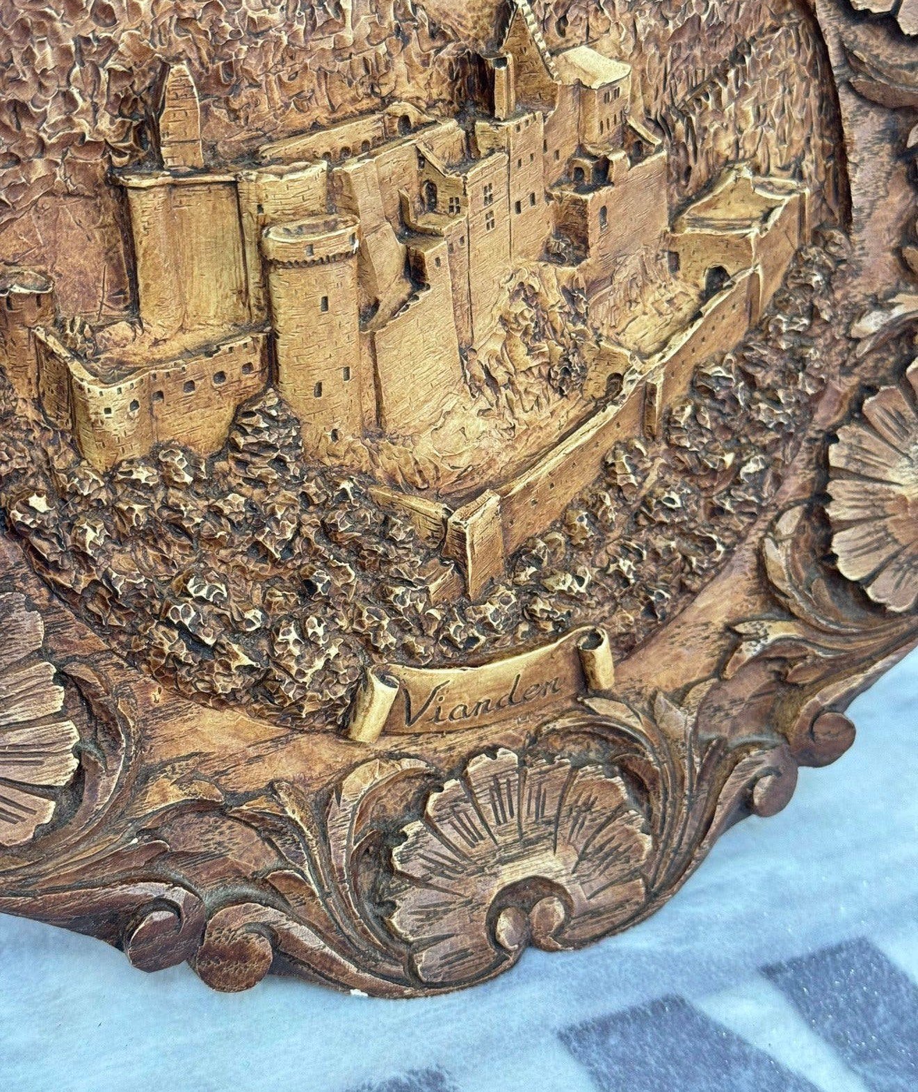 Vintage gesneden houten muurplaat plaquette Vianden kunst, Ophalen of Verzenden
