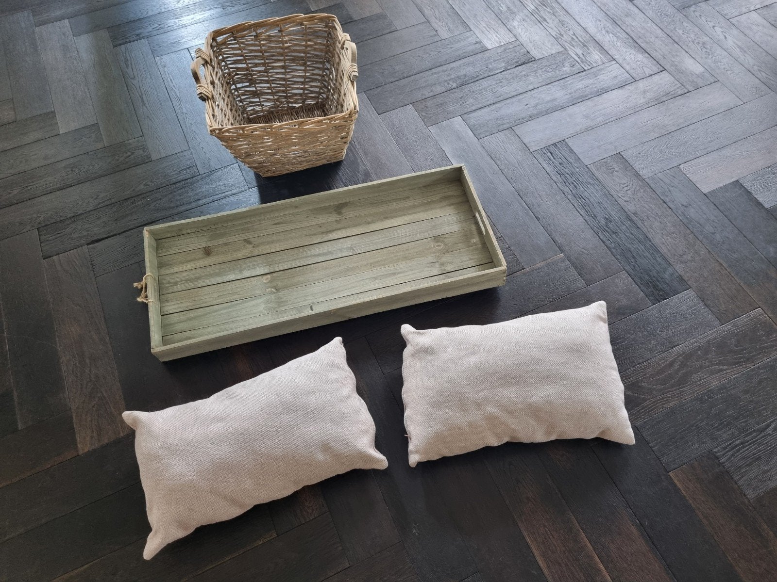 Gratis rieten mand + houten dienblad + sierkussens, Ophalen, Gebruikt, Rechthoekig, Hout