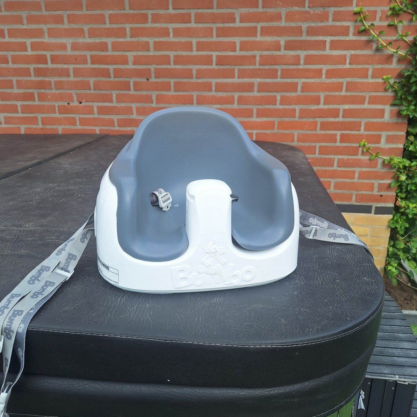Bumbo Vloerstoeltje Grijs/Wit met Gordel, Ophalen of Verzenden, Gebruikt, Overige typen, Gordel(s)