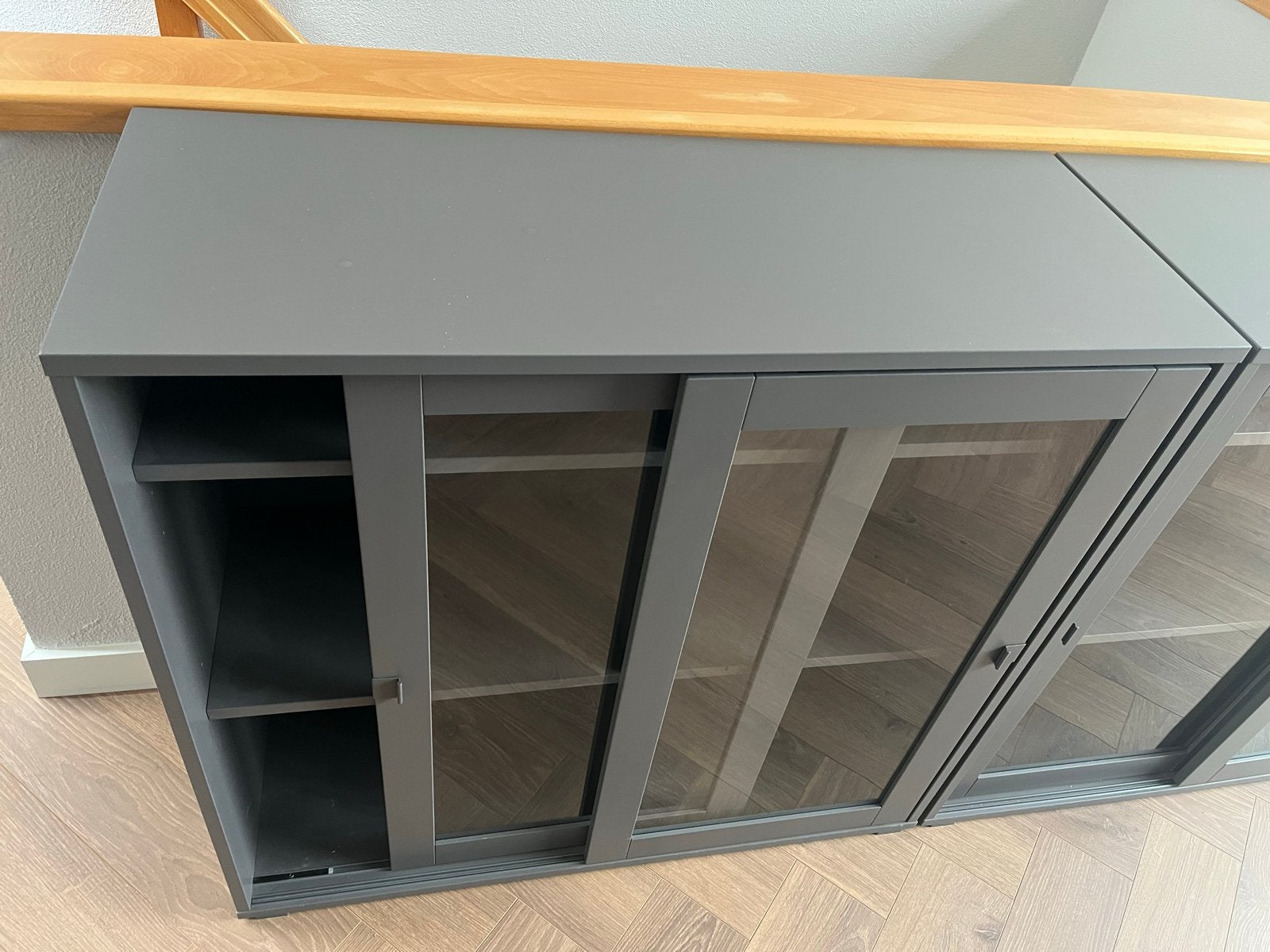 IKEA VIHALS Kast met glazen schuifdeuren, donkergrijs, Ophalen, 50 tot 100 cm, Zo goed als nieuw, Minder dan 100 cm