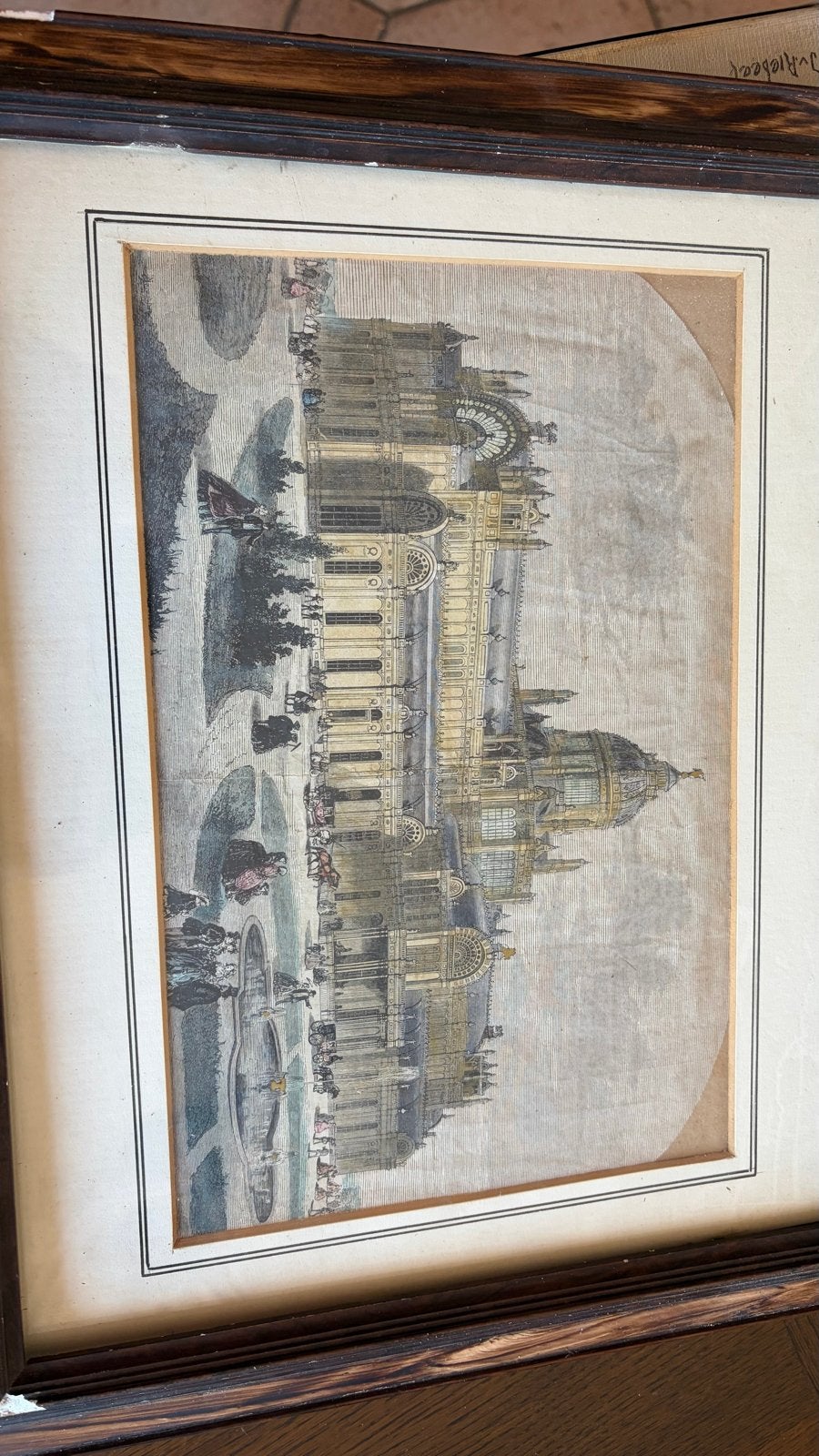 Antieke handgekleurde gravure van een paleis met koetsen, Ophalen, Handgekleurd, 1800 - 1899, Architectuur