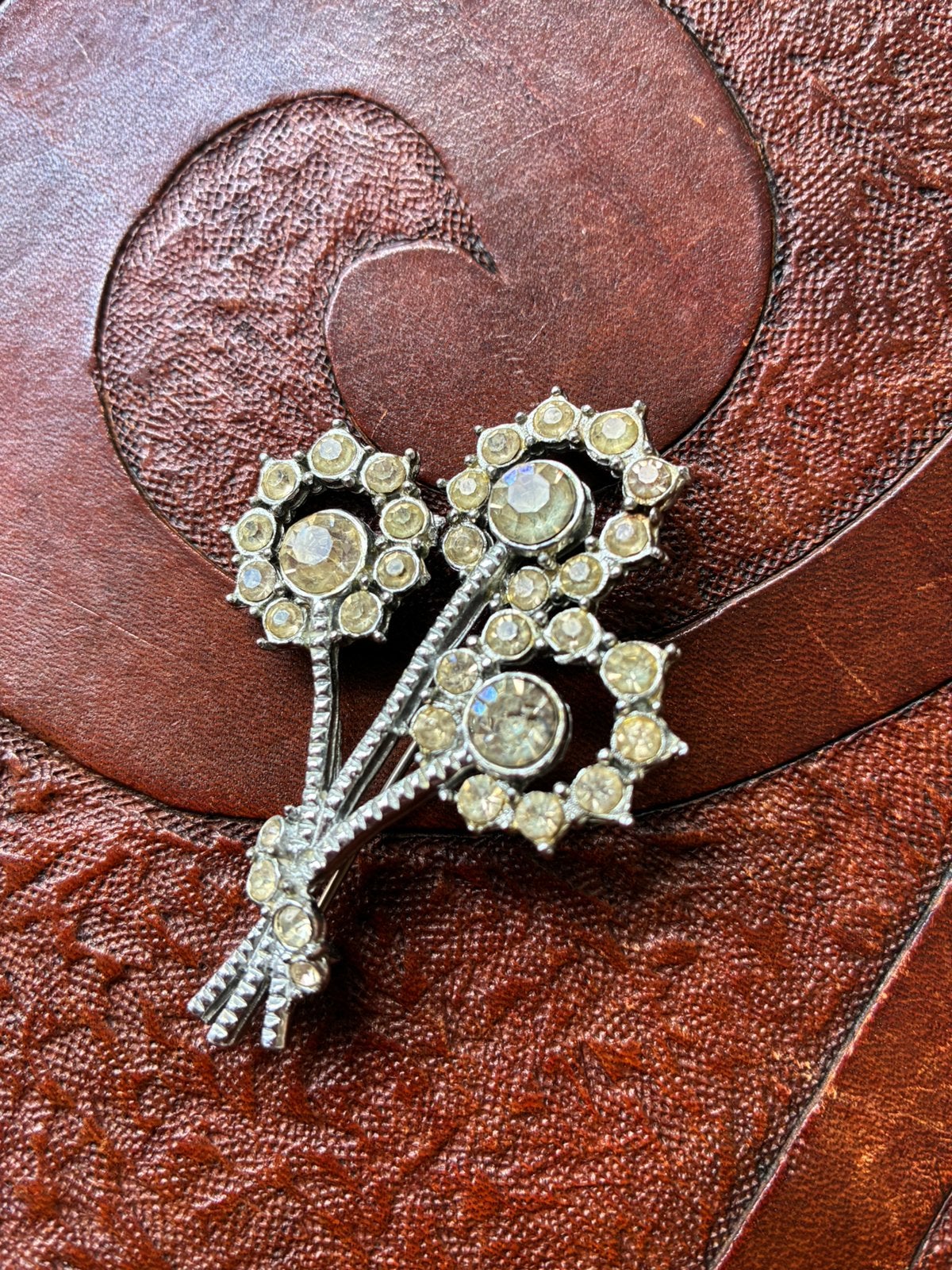 Broche met strassteentjes - jaren ‘50-‘60, merk Hollywood, Overige materialen, 4 tot 7 cm, Gebruikt, Ophalen of Verzenden