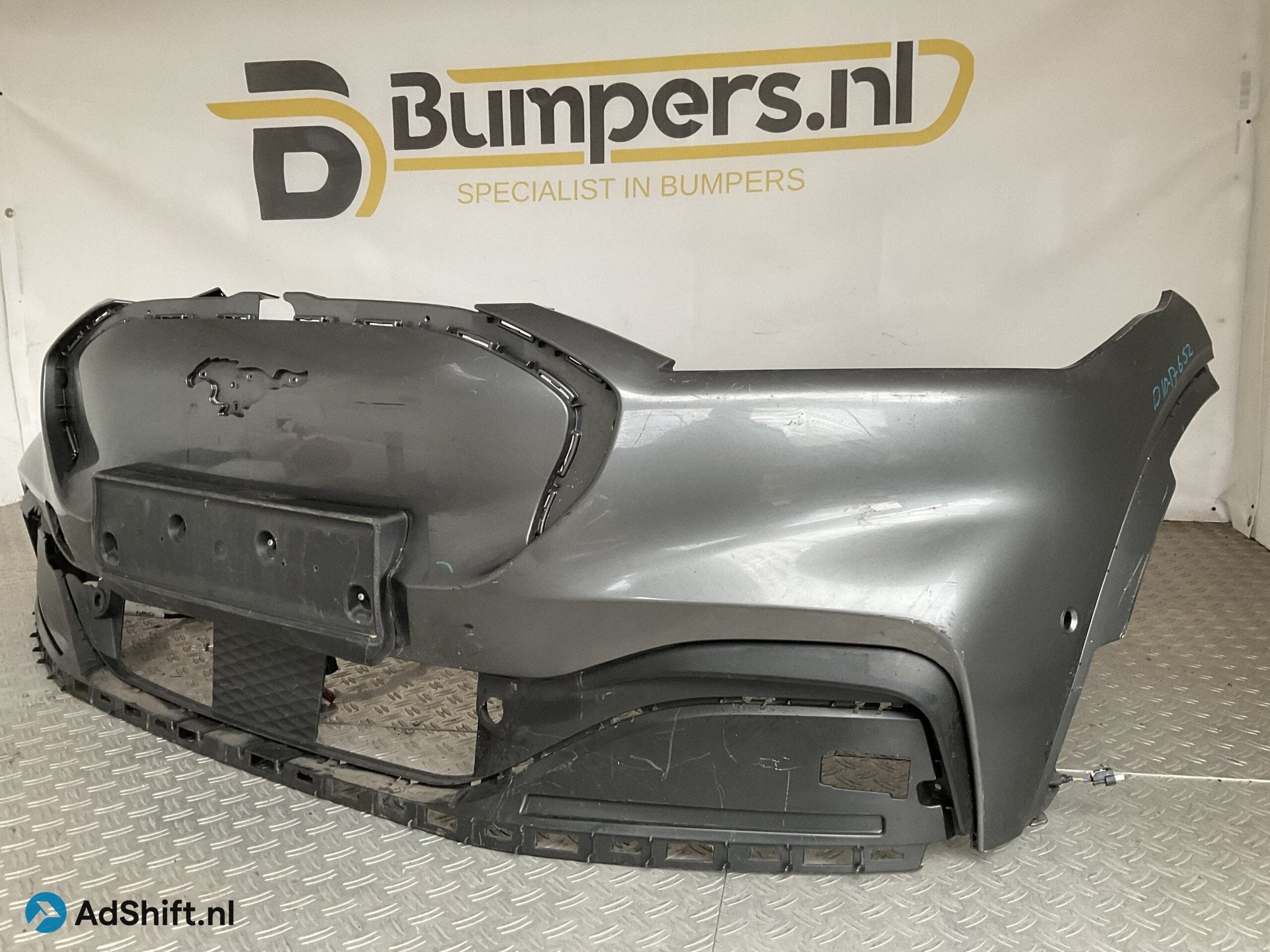 Bumper Ford Mustang Mach-E 20- LJ8B-17C831-A Voorbumper D10-, Bumper