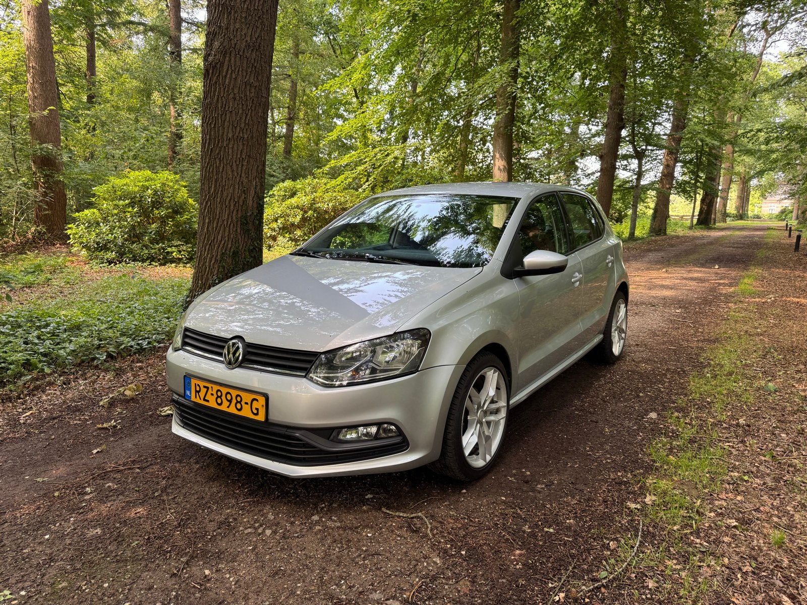 Volkswagen Polo 1.0 MPI  (2015) - NEW APK & Nieuwe Banden!, Auto's, Voorwielaandrijving, 40 €/maand, Handgeschakeld, Particulier