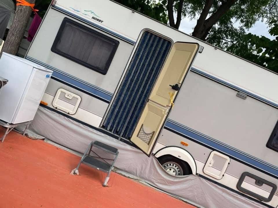 Ruime Hobby caravan met split airco en inboedel in spanje, Rondzit, Hobby, Koelkast, Particulier