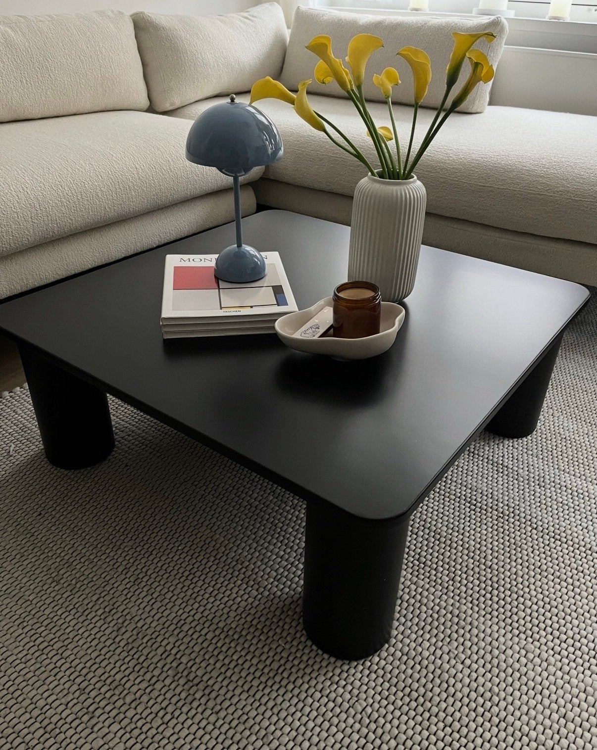 Jotex Zwarte salontafel met ronde poten, Overige materialen, Gebruikt, Vierkant, 50 tot 100 cm