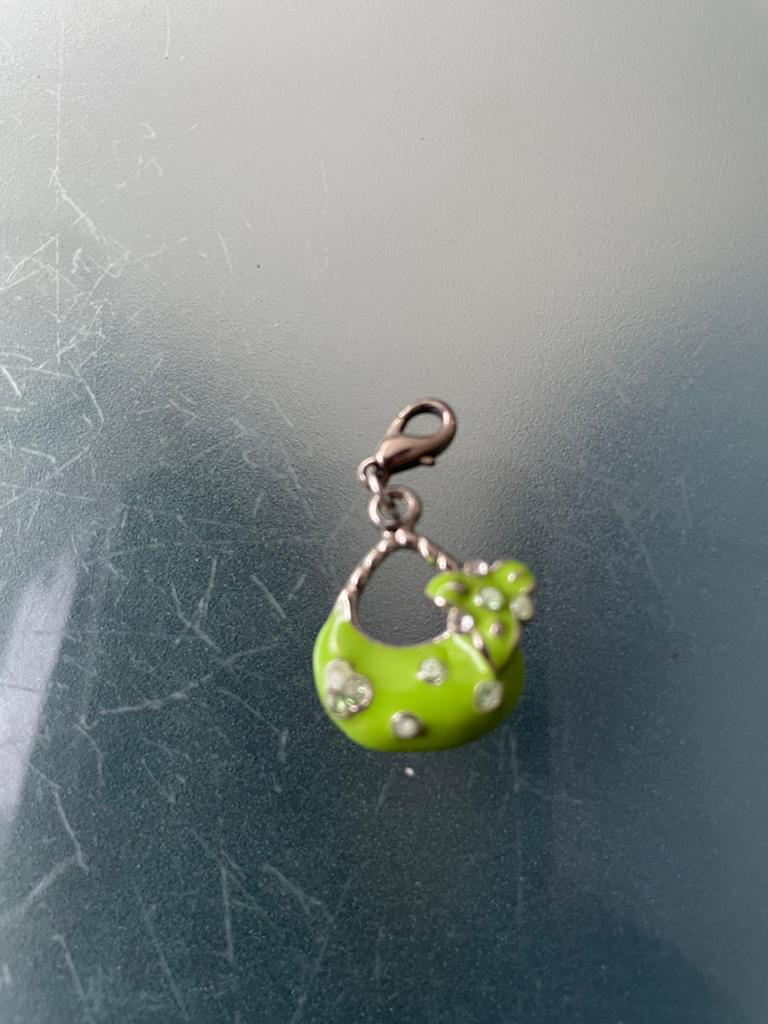 Nieuwe groene bedel met strass - Tasje, Overige merken, Overige materialen, Nieuw, Ophalen of Verzenden