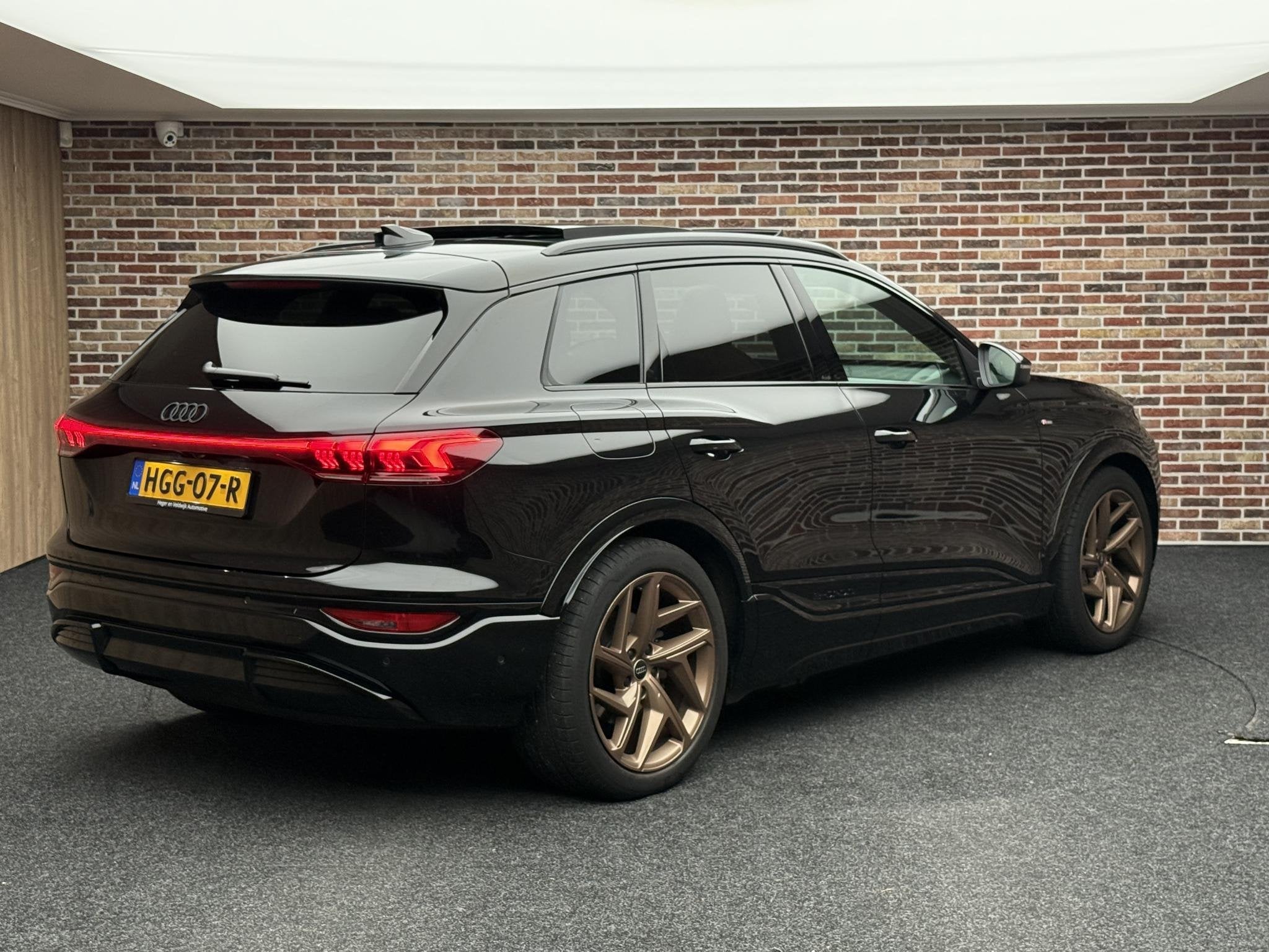 Audi Q6 e-tron Launch edition 83 kWh, Auto's, Dealer onderhouden, Gebruikt, Zwart, Origineel Nederlands