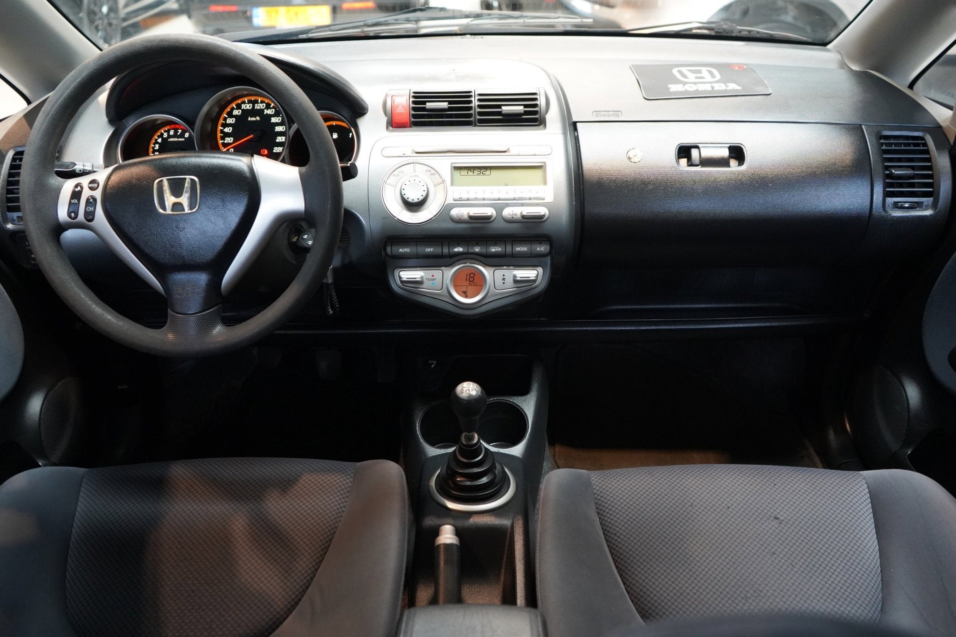 Honda Jazz 1.4 LS | AIRCO | APK | ELEK. RAMEN, Auto's, Voorwielaandrijving, 83 pk, 4 cilinders, Zwart