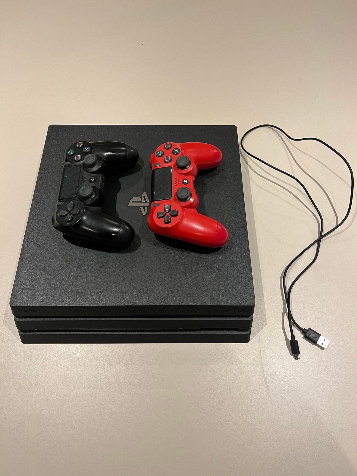 Playstation 4 met 2 controllers en lader, Spelcomputers en Games, Met 2 controllers, Ophalen of Verzenden, Pro, 500 GB