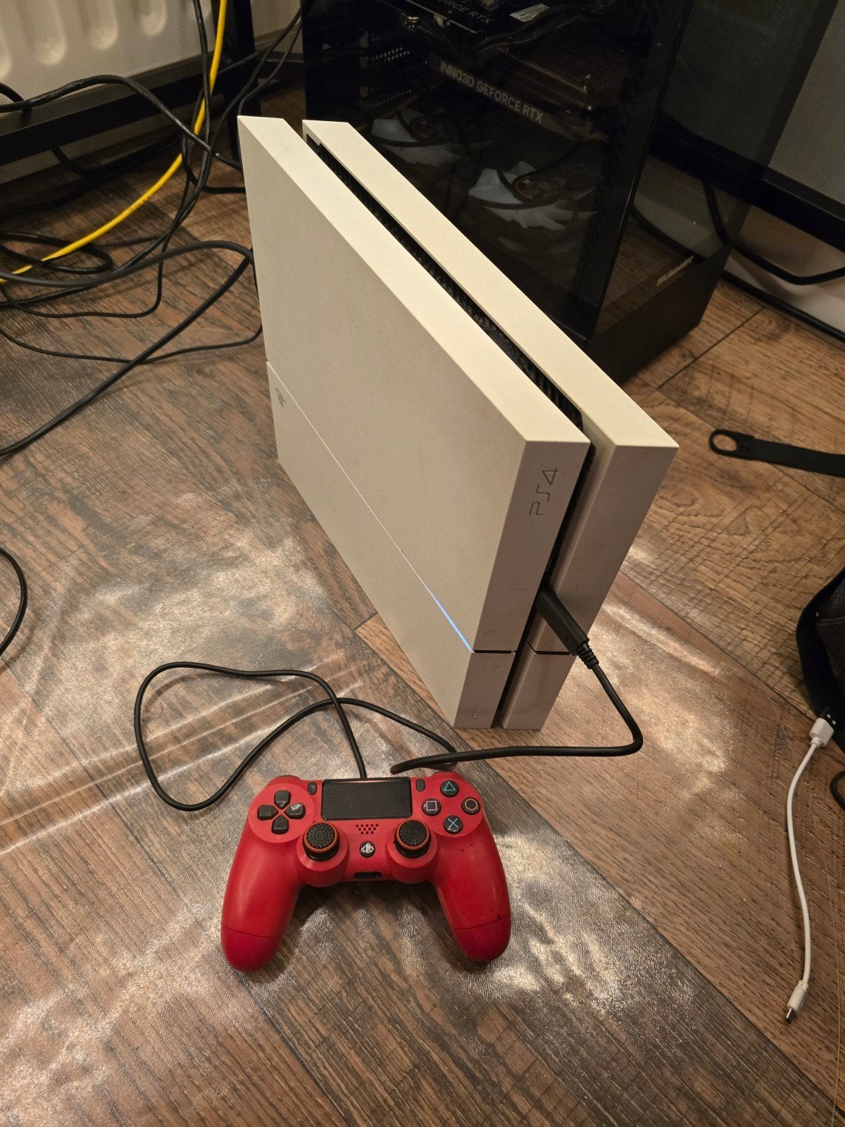 Witte PS4 500GB met rode controller, Spelcomputers en Games, Spelcomputers | Sony PlayStation 4, Ophalen of Verzenden, Met 1 controller